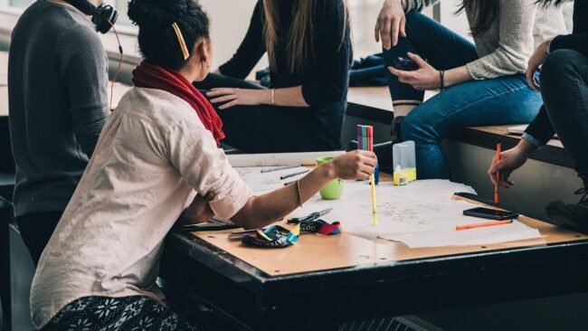 A group of people engaged in a discussion about their challenges and needs. — sell your course successfully